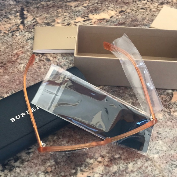 Host Pick🎉🔥BURBERRY sunglasses, case, cloth - Picture 8 of 11